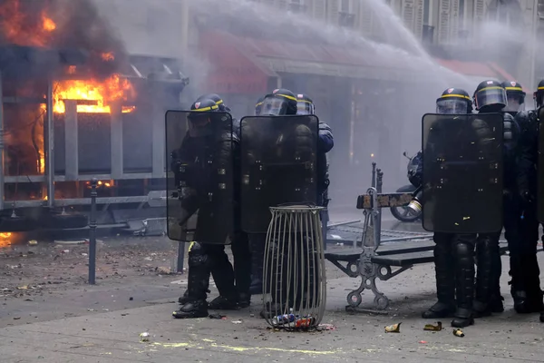 Policía Antidisturbios Francesa Enfrenta Manifestantes Durante Una Manifestación Contra Las — Foto de Stock