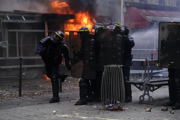 Policía Antidisturbios Francesa Enfrenta Manifestantes Durante Una Manifestación Contra Las — Foto de Stock