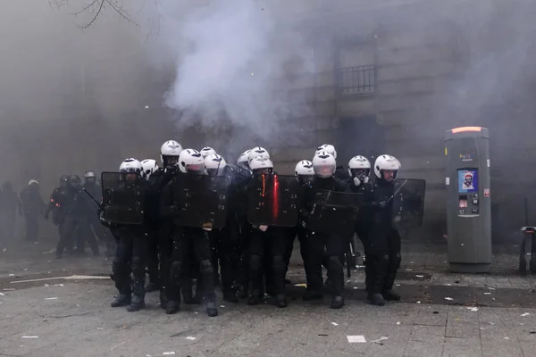 Policía Antidisturbios Francesa Enfrenta Manifestantes Durante Una Manifestación Contra Las — Foto de Stock