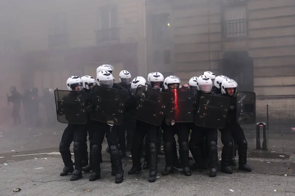 Francouzská Policie Střetla Demonstranty Během Demonstrace Proti Penzijním Reformám Paříži — Stock fotografie