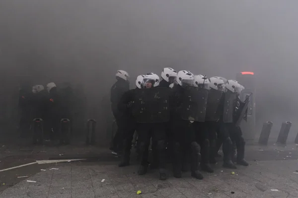Policía Antidisturbios Francesa Enfrenta Manifestantes Durante Una Manifestación Contra Las —  Fotos de Stock
