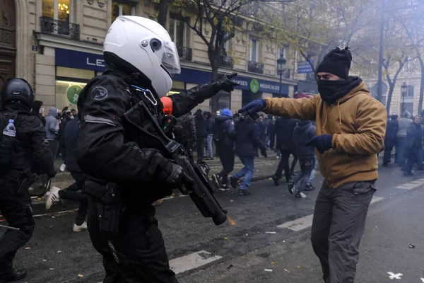 Polizia Antisommossa Francese Scontra Con Manifestanti Durante Una Manifestazione Contro — Foto Stock