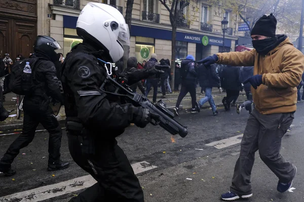 Policía Antidisturbios Francesa Enfrenta Manifestantes Durante Una Manifestación Contra Las —  Fotos de Stock