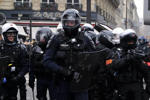 Французская Омон Столкнулась Протестующими Время Демонстрации Против Пенсионных Реформ Париже — стоковое фото