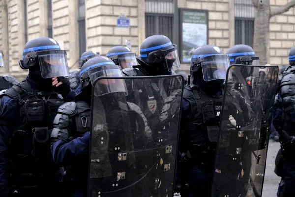 Polizia Antisommossa Francese Scontra Con Manifestanti Durante Una Manifestazione Contro — Foto Stock