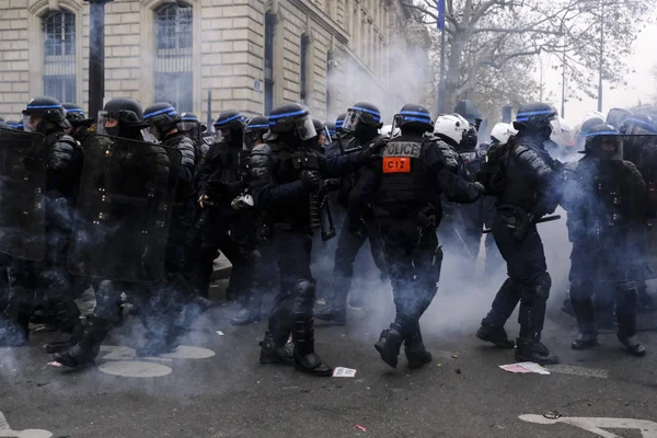 Конфлікт Французьких Поліцейських Протестувальниками Під Час Демонстрації Проти Пенсійних Реформ — стокове фото
