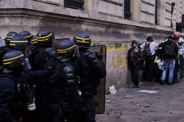 Policía Antidisturbios Francesa Enfrenta Manifestantes Durante Una Manifestación Contra Las —  Fotos de Stock