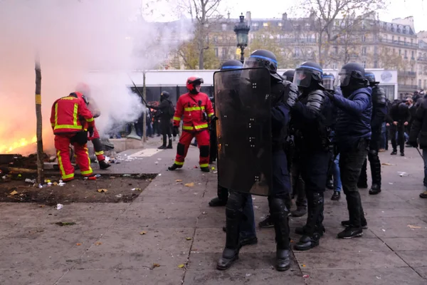Policía Antidisturbios Francesa Enfrenta Manifestantes Durante Una Manifestación Contra Las — Foto de Stock
