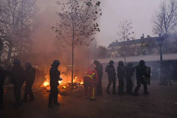 Franse Oproerpolitie Botst Met Demonstranten Tijdens Demonstratie Tegen Pensioenhervormingen Parijs — Stockfoto