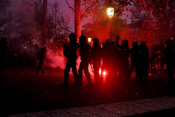 Francouzská Policie Střetla Demonstranty Během Demonstrace Proti Penzijním Reformám Paříži — Stock fotografie