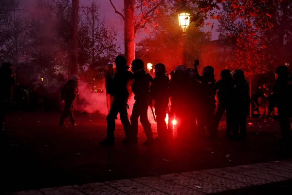 Policía Antidisturbios Francesa Enfrenta Manifestantes Durante Una Manifestación Contra Las —  Fotos de Stock