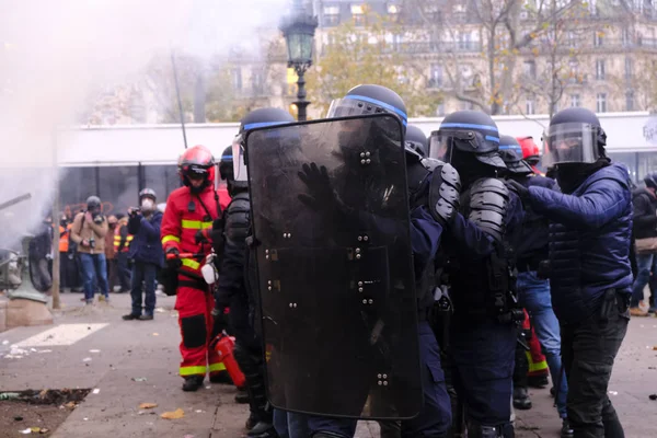 フランスの暴動警察は フランス 12月2019の年金改革に対するデモ中に抗議者と衝突する — ストック写真