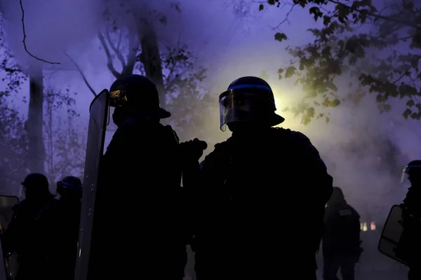 法国防暴警察在2019年12月5日于法国巴黎举行的反对退休金改革的示威活动中与抗议者发生冲突 — 图库照片