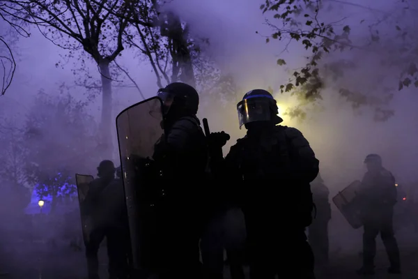 Francia Rohamrendőrség Összecsapott Tüntetőkkel Nyugdíjreformok Elleni Tüntetés Során Párizsban Franciaországban — Stock Fotó