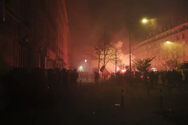 Franse Oproerpolitie Botst Met Demonstranten Tijdens Demonstratie Tegen Pensioenhervormingen Parijs — Stockfoto