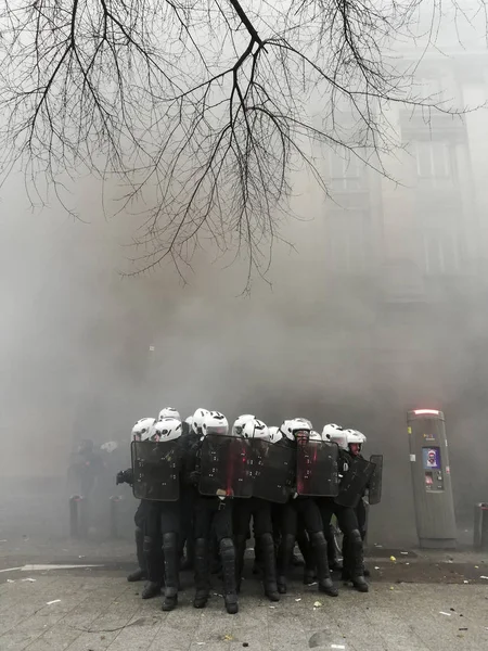 Policía Antidisturbios Francesa Enfrenta Manifestantes Durante Una Manifestación Contra Las —  Fotos de Stock