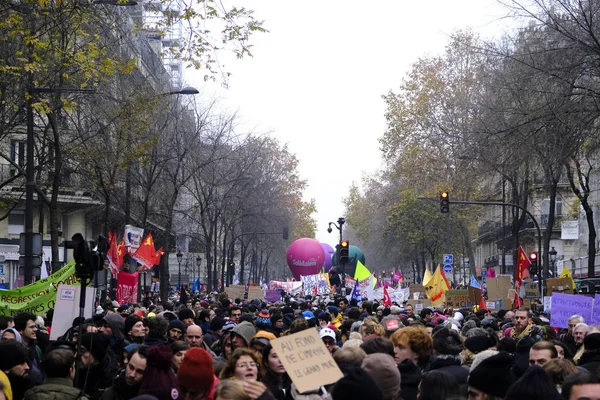 Mensen Marcheren Tijdens Een Demonstratie Tegen Pensioenhervormingen Parijs Frankrijk December — Stockfoto