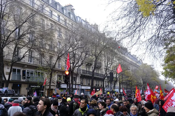 Mensen Marcheren Tijdens Een Demonstratie Tegen Pensioenhervormingen Parijs Frankrijk December — Stockfoto
