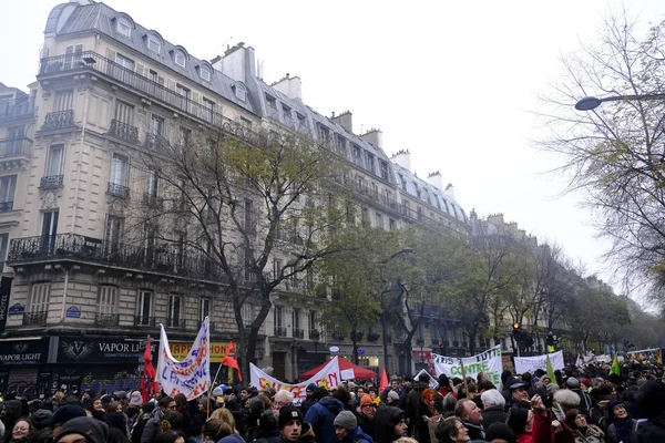 人々はパリ フランス 12月2019の年金改革に対するデモ中に行進する — ストック写真