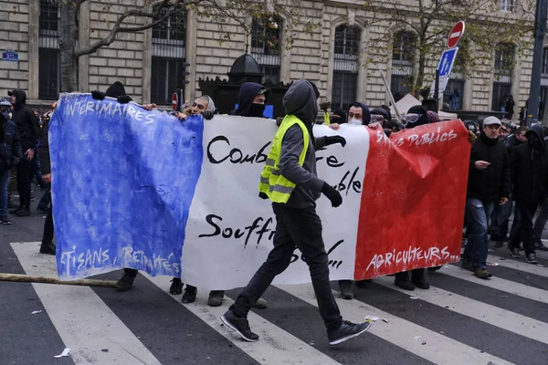 5 Aralık 2019 'da Paris, Fransa' da emeklilik reformlarına karşı düzenlenen bir gösteri sırasında insanlar yürüdü..