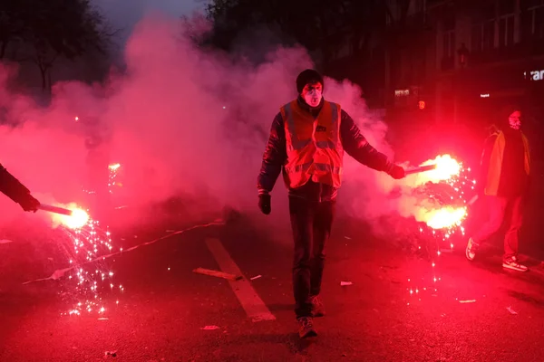 フランス 2019年12月5日の年金改革に対するデモ中のフランス労働組合光フレアの一般連合の抗議者 — ストック写真