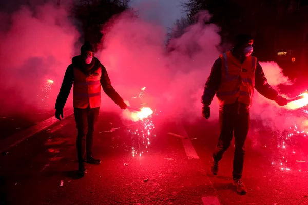 Fransız Genel İşçi Sendikası Konfederasyonu protestocuları, 5 Aralık 2019 'da Paris, Fransa' da emeklilik reformlarına karşı düzenlenen bir gösteri sırasında alevlendiler..