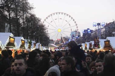 8 Aralık 2019 'da Brüksel, Belçika' da Noel Pazarı 'nda kalabalık yürüyüşü