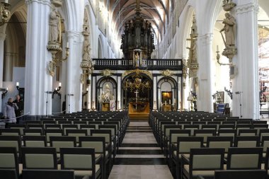 Bruges, Belçika. 30 Kasım 2019. Meryem Ana 'nın kilisesinin iç manzarası..