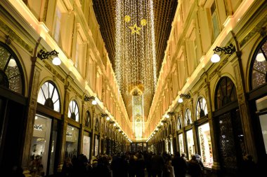 1 Aralık 2019 'da Brüksel, Belçika' da Noel kutlamaları için dekore edilen galeride insanlar yürüyor