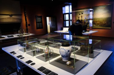 Ziyaretçiler, Brüksel 'deki bir uygulamalı sanat müzesi olan Gruuthusemuseum' da 30 Kasım 2019 'da Belçika' nın Bruges kentindeki Louis de Gruuthuse 'un evinde bir turneye çıkıyorlar.