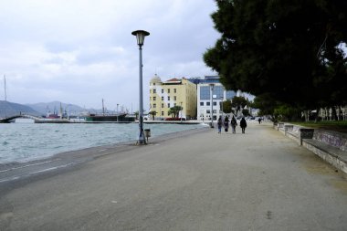 20 Kasım 2019 'da Yunanistan' da insanlar Volos 'un avlusunda yürüyorlar