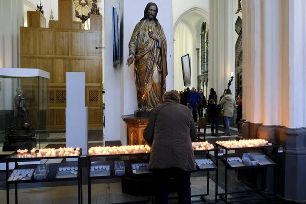 Μια Λάτρης Κεριά Φως Στην Εκκλησία Της Παναγίας Στη Bruges — Φωτογραφία Αρχείου