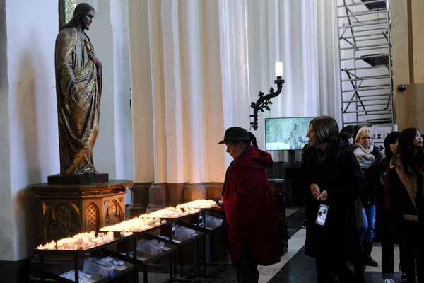 Adorador Acende Velas Igreja Nossa Senhora Bruges Bélgica Novembro 2019 — Fotografia de Stock