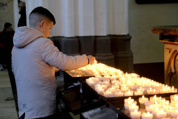 Een Aanbidder Steekt Kaarsen Aan Onze Lieve Vrouwekerk Brugge België — Stockfoto