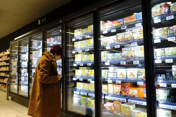 Konsumenci Wybierają Produkty Supermarkecie Brugii Belgia Listopada 2019 — Zdjęcie stockowe