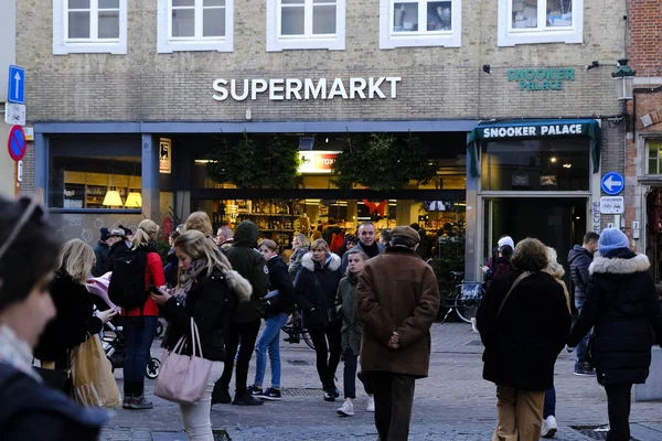 Pessoas Caminham Fora Supermercado Bruges Bélgica Novembro 2019 — Fotografia de Stock