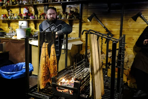 Ein Laden Mit Gegrilltem Lachs Und Offenem Feuer Auf Dem — Stockfoto