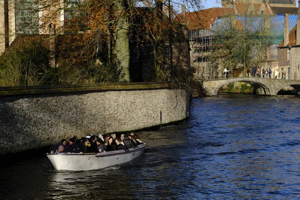 Belçika Nın Tarihi Bruges Şehrinde Kasım 2019 Kanaldaki Bir Teknede — Stok fotoğraf