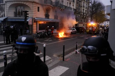 Fransız isyan polisi, 12 Aralık 2019 'da Paris, Fransa' da emeklilik reformlarına karşı düzenlenen gösteride protestocularla çatıştı..