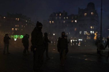 Fransız isyan polisi, 12 Aralık 2019 'da Paris, Fransa' da emeklilik reformlarına karşı düzenlenen gösteride protestocularla çatıştı..