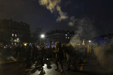 Fransız isyan polisi, 12 Aralık 2019 'da Paris, Fransa' da emeklilik reformlarına karşı düzenlenen gösteride protestocularla çatıştı..