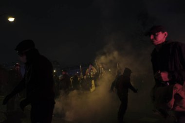 Fransız isyan polisi, 12 Aralık 2019 'da Paris, Fransa' da emeklilik reformlarına karşı düzenlenen gösteride protestocularla çatıştı..