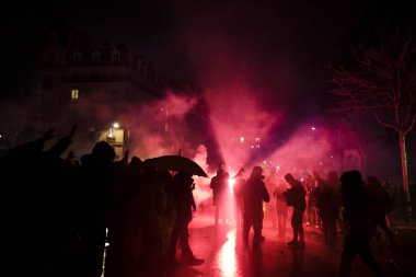 Fransız isyan polisi, 12 Aralık 2019 'da Paris, Fransa' da emeklilik reformlarına karşı düzenlenen gösteride protestocularla çatıştı..