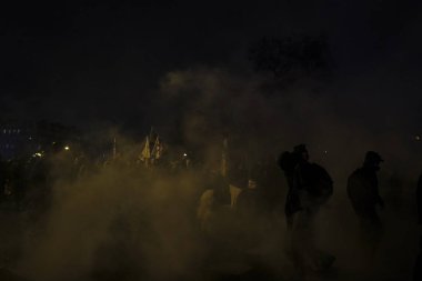 Fransız isyan polisi, 12 Aralık 2019 'da Paris, Fransa' da emeklilik reformlarına karşı düzenlenen gösteride protestocularla çatıştı..