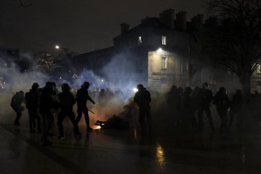 Fransız isyan polisi, 12 Aralık 2019 'da Paris, Fransa' da emeklilik reformlarına karşı düzenlenen gösteride protestocularla çatıştı..