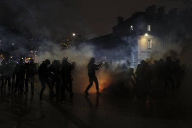 Fransız isyan polisi, 12 Aralık 2019 'da Paris, Fransa' da emeklilik reformlarına karşı düzenlenen gösteride protestocularla çatıştı..