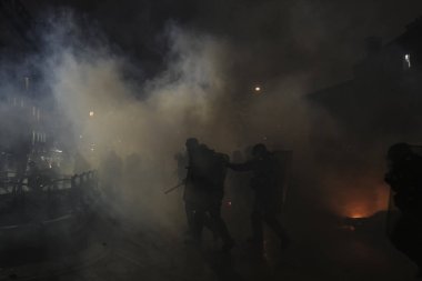 Fransız isyan polisi, 12 Aralık 2019 'da Paris, Fransa' da emeklilik reformlarına karşı düzenlenen gösteride protestocularla çatıştı..