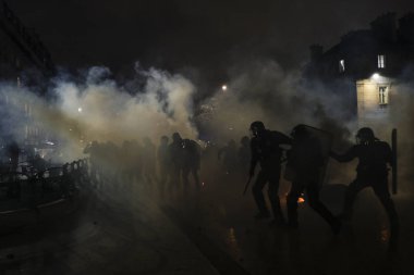 Fransız isyan polisi, 12 Aralık 2019 'da Paris, Fransa' da emeklilik reformlarına karşı düzenlenen gösteride protestocularla çatıştı..