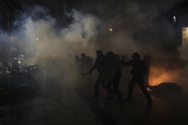 Fransız isyan polisi, 12 Aralık 2019 'da Paris, Fransa' da emeklilik reformlarına karşı düzenlenen gösteride protestocularla çatıştı..