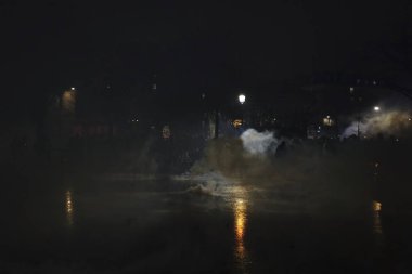 Fransız isyan polisi, 12 Aralık 2019 'da Paris, Fransa' da emeklilik reformlarına karşı düzenlenen gösteride protestocularla çatıştı..